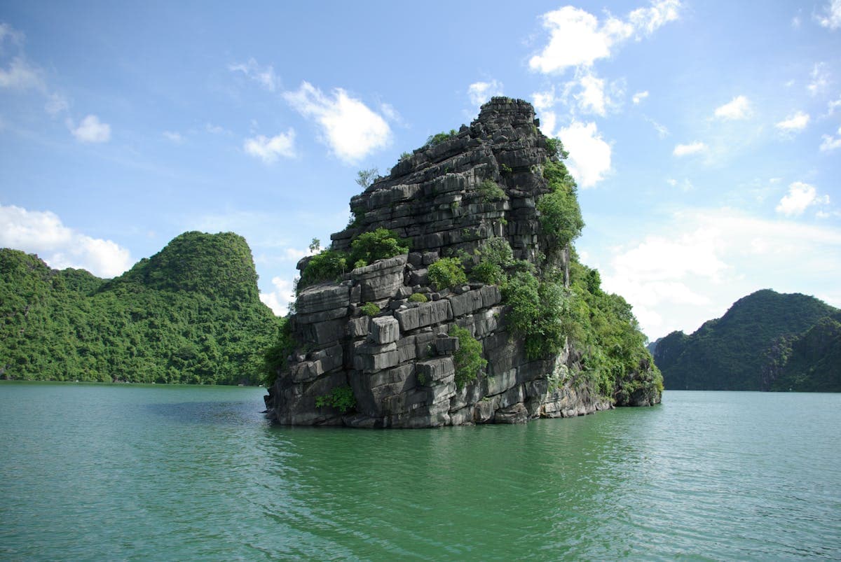 Toàn cảnh Vịnh Hạ Long