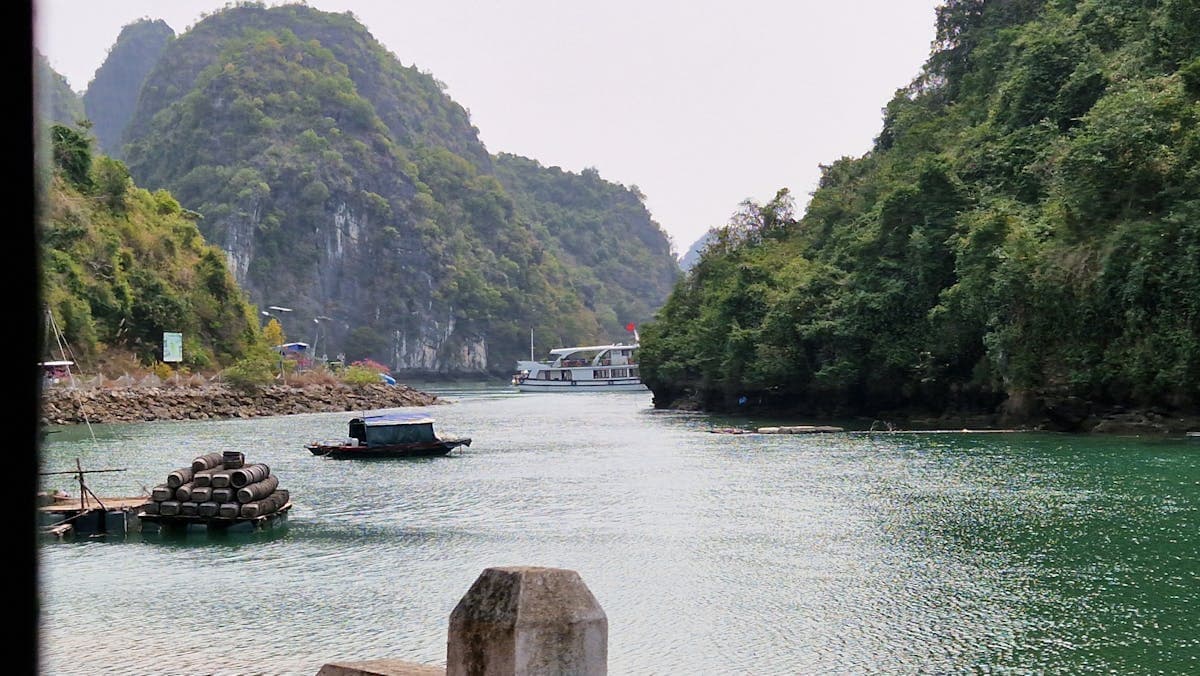 Núi đá vôi Vịnh Hạ Long