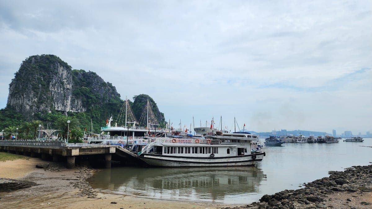 Thuyền trên Vịnh Hạ Long