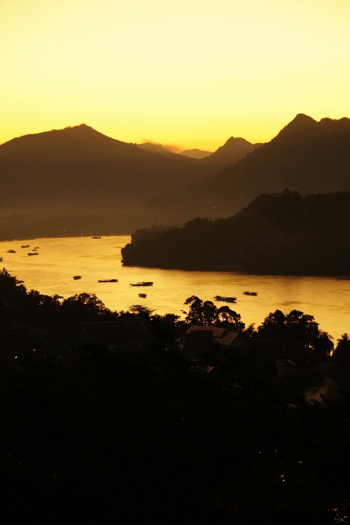 Hoàng hôn vàng trên sông Mekong