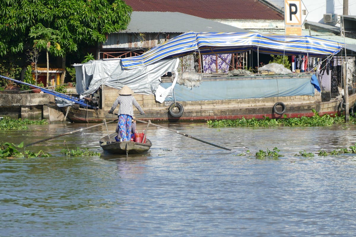 Thuyền truyền thống trên sông Mekong ở Ngã Năm