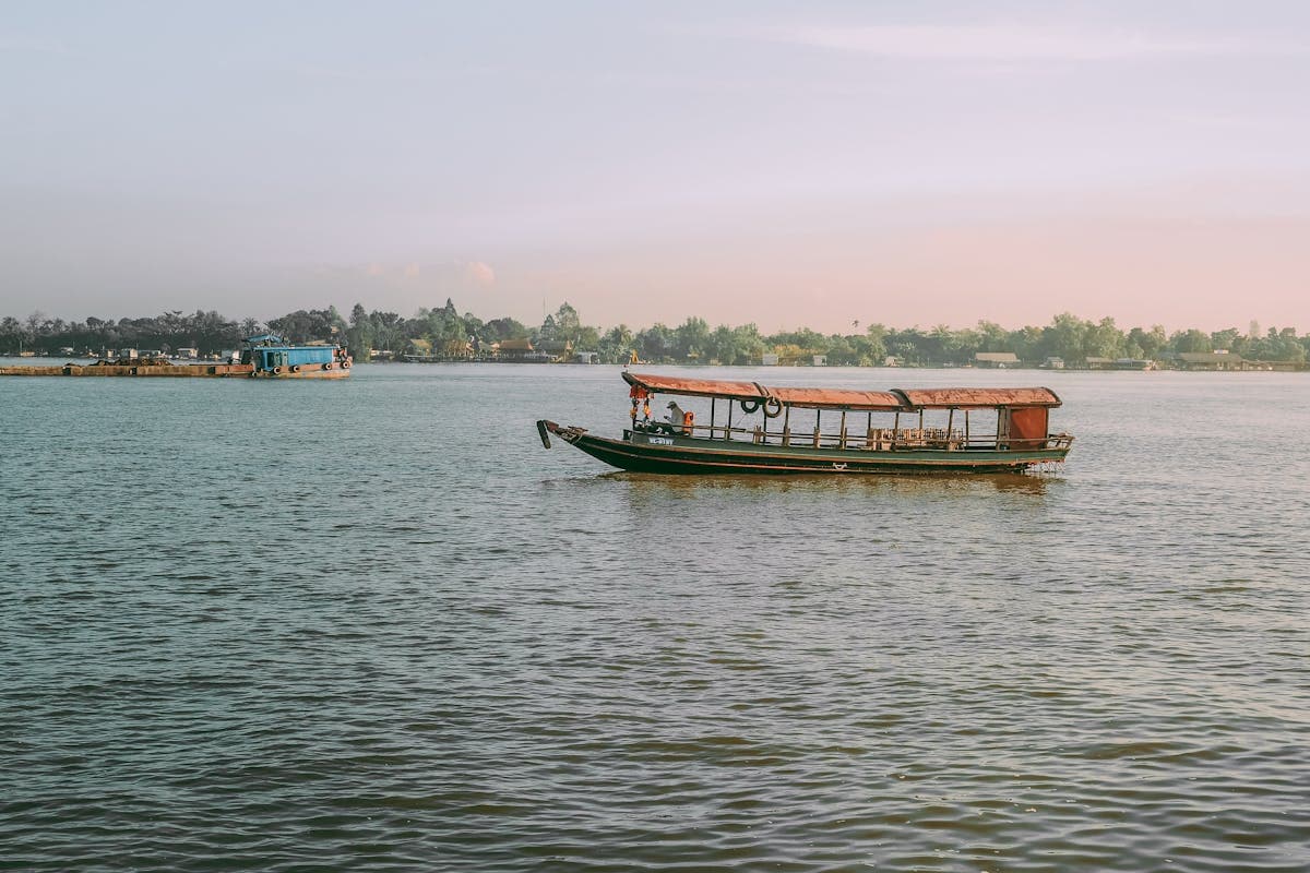 Thuyền truyền thống trên sông Mekong lúc hoàng hôn