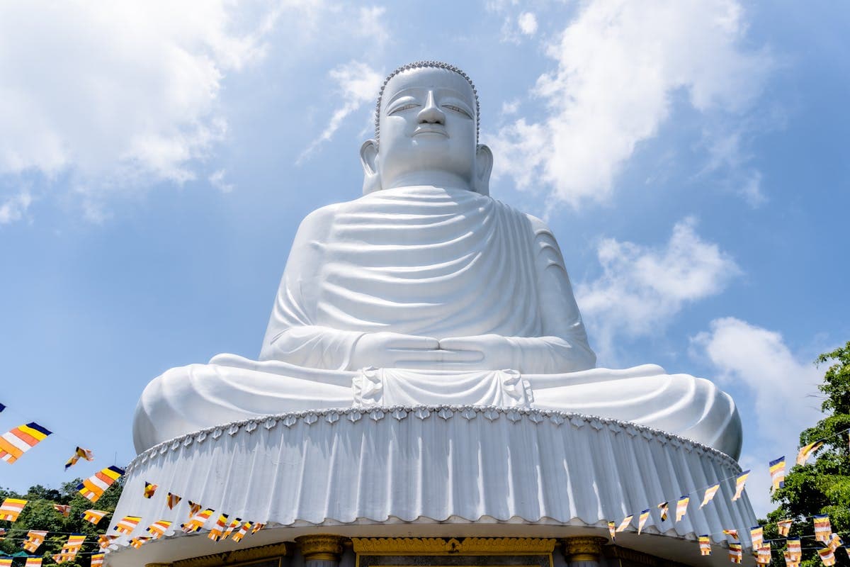 Tượng Phật trắng chùa Long Sơn